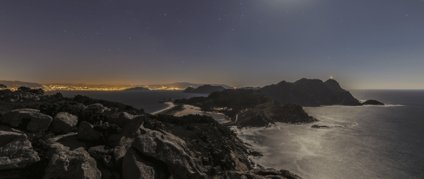 Islas Cíes de noche con cielo estrellado