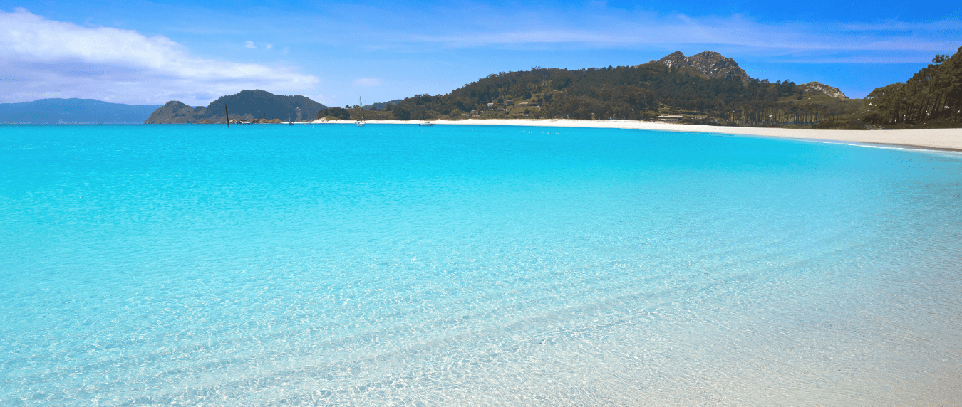 Agua cristalinas en la playa de Rodas en las Isla Cíes