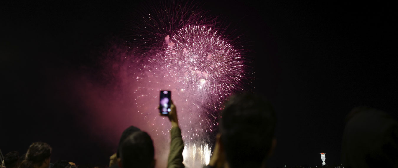 Ver fuegos artificiales desde el mar con Mar de Ons 